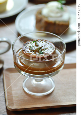custard, custard cake 69537259