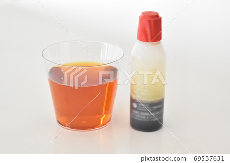 用聚維酮碘漱口水和水 69537631