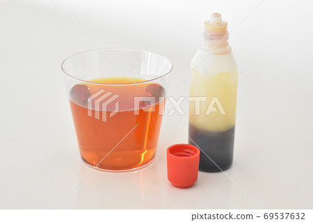 用聚維酮碘漱口水和水 用聚維酮碘漱口水和水 69537632