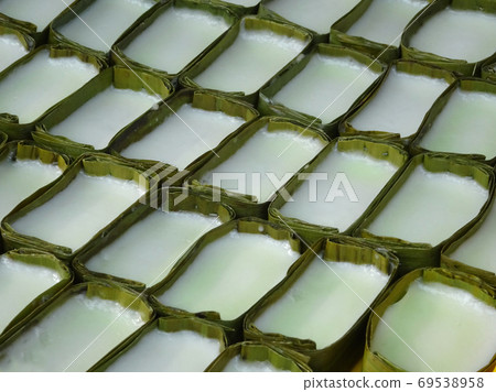 Traditional Malay cakes are called Tepung Pelita. Cooked in a steam and wrapped with banana leaves that are shaped like boxes. Traditional Malay cakes are called Tepung Pelita. Cooked in a steam and wrapped with banana leaves that are shaped like boxes. 69538958