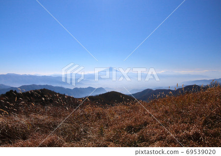 Mt. Fuji in autumn seen from Mt. Kentoku 69539020