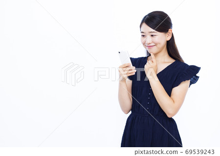 30多歲女性白色背景畫像 69539243