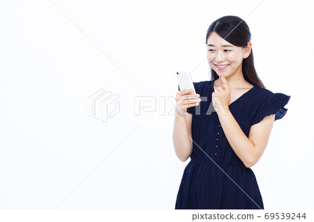 30多歲女性白色背景畫像 30多歲女性白色背景畫像 69539244