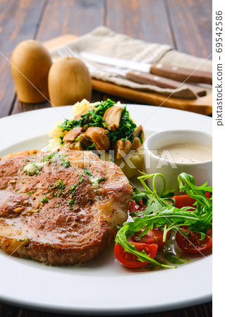 Fried pork meat, mashed potato, mushrooms and tomato Fried pork meat, mashed potato, mushrooms and tomato 69542586