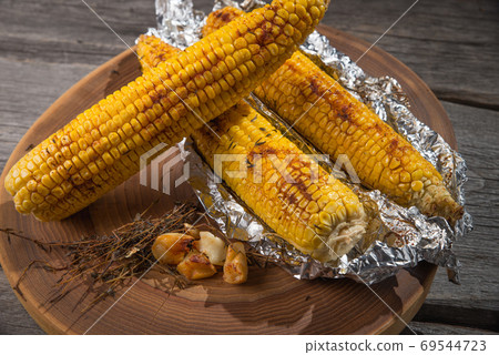 Grilled corn on the cob Grilled corn on the cob 69544723