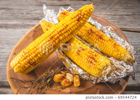 Grilled corn on the cob 69544724