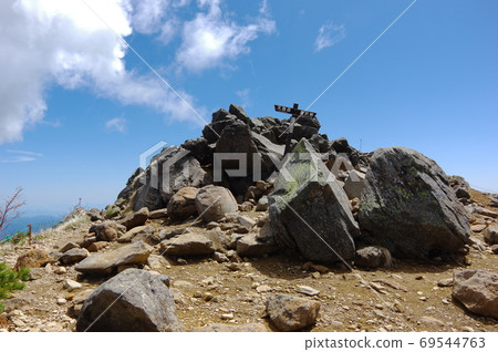 Information board showing rocky mountains and mountain climbing courses 69544763