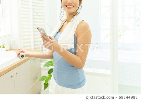肌肉訓練飲食智能手機浴室年輕女子 69544985