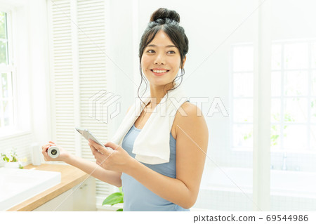 肌肉訓練飲食智能手機浴室年輕女子 69544986