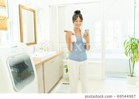 肌肉訓練飲食智能手機浴室年輕女子 69544987