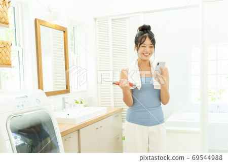 肌肉訓練飲食智能手機浴室年輕女子 69544988