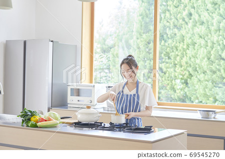 Woman cooking 69545270