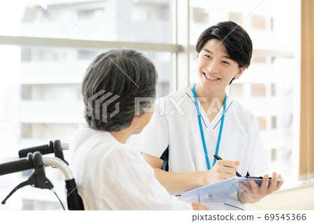 Medical staff and senior women in wheelchairs 69545366