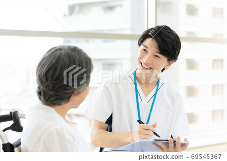 Medical staff and senior women in wheelchairs 69545367