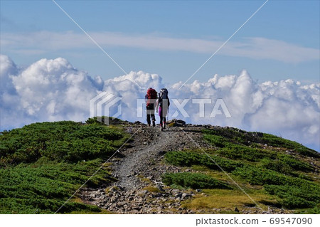Climbers walking along the ridge of Mt. Kitanomata and the sea of clouds Climbers walking along the ridge of Mt. Kitanomata and the sea of clouds 69547090
