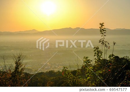 Dawn of the Nara Basin (Oji-cho, Kitakatsugi-gun, Nara Prefecture) 69547577
