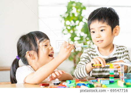 女孩和男孩的兄弟玩積木 69547716
