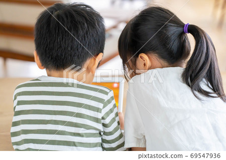 [Brothers] Girls and boys who use tablets in the living room [Parts cut] 69547936