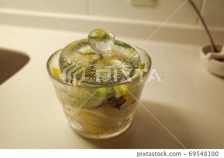 醃製的醃製的白色蔬菜和海帶 69548100