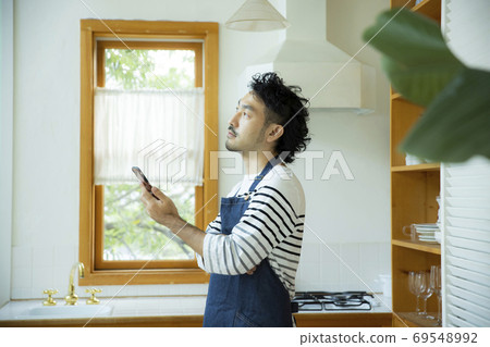 男丈夫,智能手機,智能手機,做家務 男丈夫,智能手機,智能手機,做家務 69548992