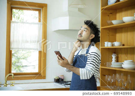 Male husband, smartphone, smartphone, housework Male husband, smartphone, smartphone, housework 69548993