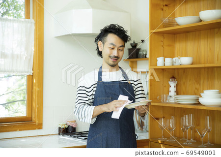 Male husband's housework 69549001