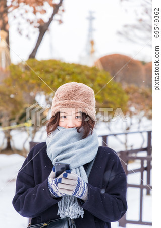 A woman who uses a smartphone in Goryokaku in winter 69549362
