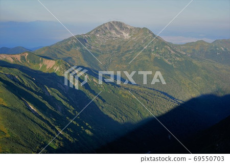 Gorodake黑部在早晨的陽光下沐浴 Gorodake黑部在早晨的陽光下沐浴 69550703