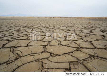 Cracked earth 69551177