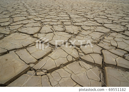 A cracked land 69551182