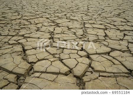 A cracked land 69551184