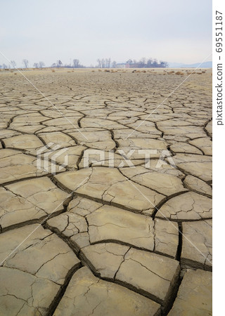Cracked earth 69551187