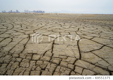 Cracked earth 69551375