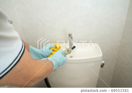 用蒸汽清潔劑清洗馬桶 69551581