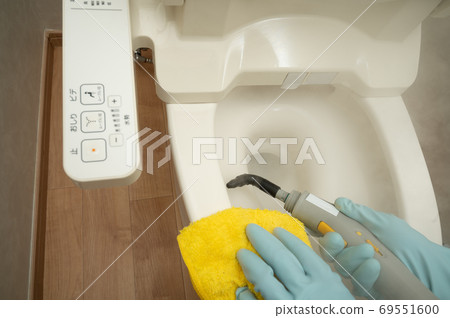 用蒸汽清潔劑清洗馬桶 用蒸汽清潔劑清洗馬桶 69551600