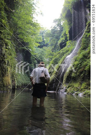 湯布川峽谷進入水中少女,景色極佳 湯布川峽谷進入水中少女,景色極佳 69551634