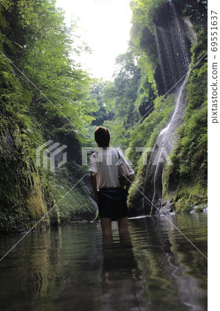 湯布川峽谷進入水中少女,景色極佳 湯布川峽谷進入水中少女,景色極佳 69551637
