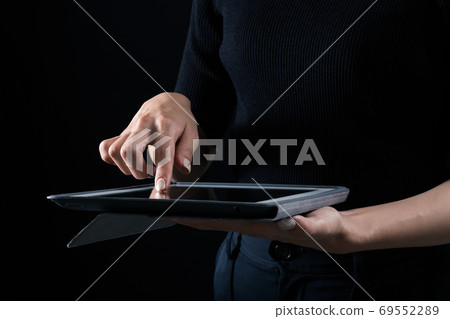 一個操作平板電腦的女人 一個操作平板電腦的女人 69552289