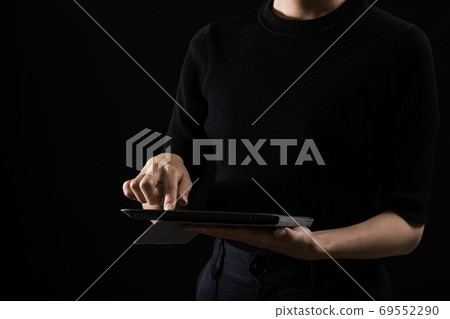A woman who operates a tablet PC A woman who operates a tablet PC 69552290