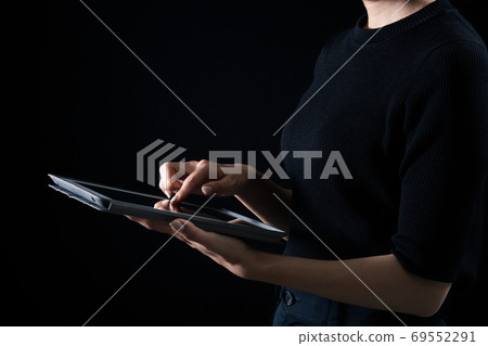 一個操作平板電腦的女人 一個操作平板電腦的女人 69552291