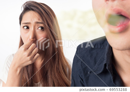 女人因男性口臭而捏鼻子 69553288