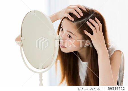 女人看著鏡子的頭皮 女人看著鏡子的頭皮 69553312