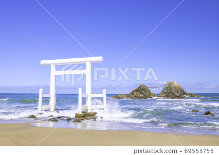 福岡縣I島市富提高浦的白色鳥居門和Me岩 69553755