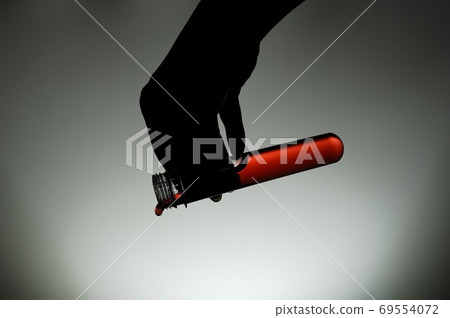 透明容器中的紅色凝膠狀液體 69554072