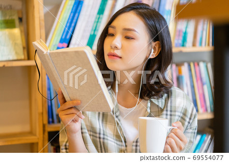 Woman in library 69554077