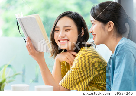 two woman conversation 69554249