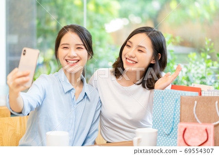 two woman, lifestyle two woman, lifestyle 69554307