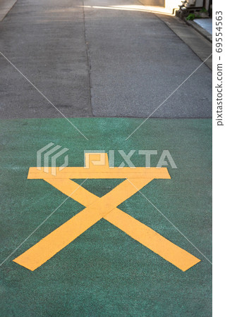 School zone signs and sentences to prevent traffic accidents: Elementary school, elementary school students, traffic safety, going to and from school, school road image material 69554563