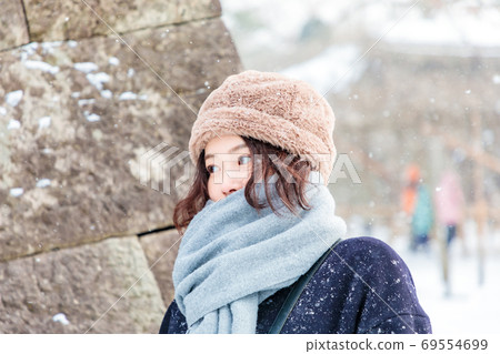 A woman sightseeing in Goryokaku in winter A woman sightseeing in Goryokaku in winter 69554699