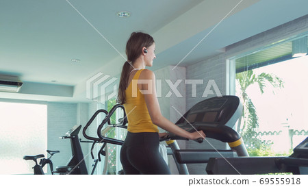 Portrait of fit white healthy woman, caucasian person, running o 69555918